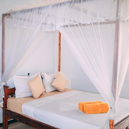 Pineapple Surf Hotel Ahangama Kültér fotó