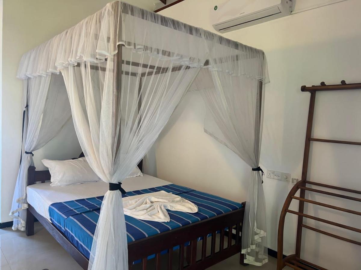 Pineapple Surf Hotel Ahangama Kültér fotó
