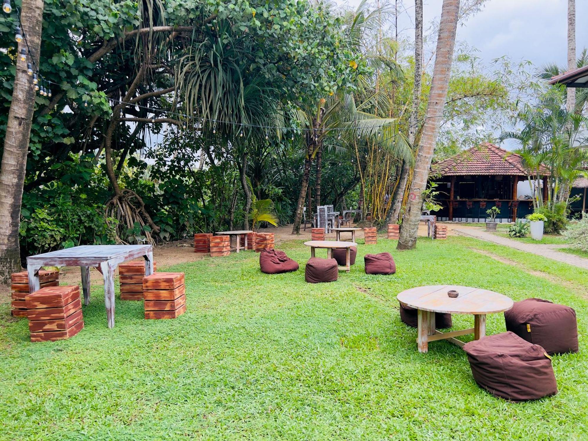 Pineapple Surf Hotel Ahangama Kültér fotó