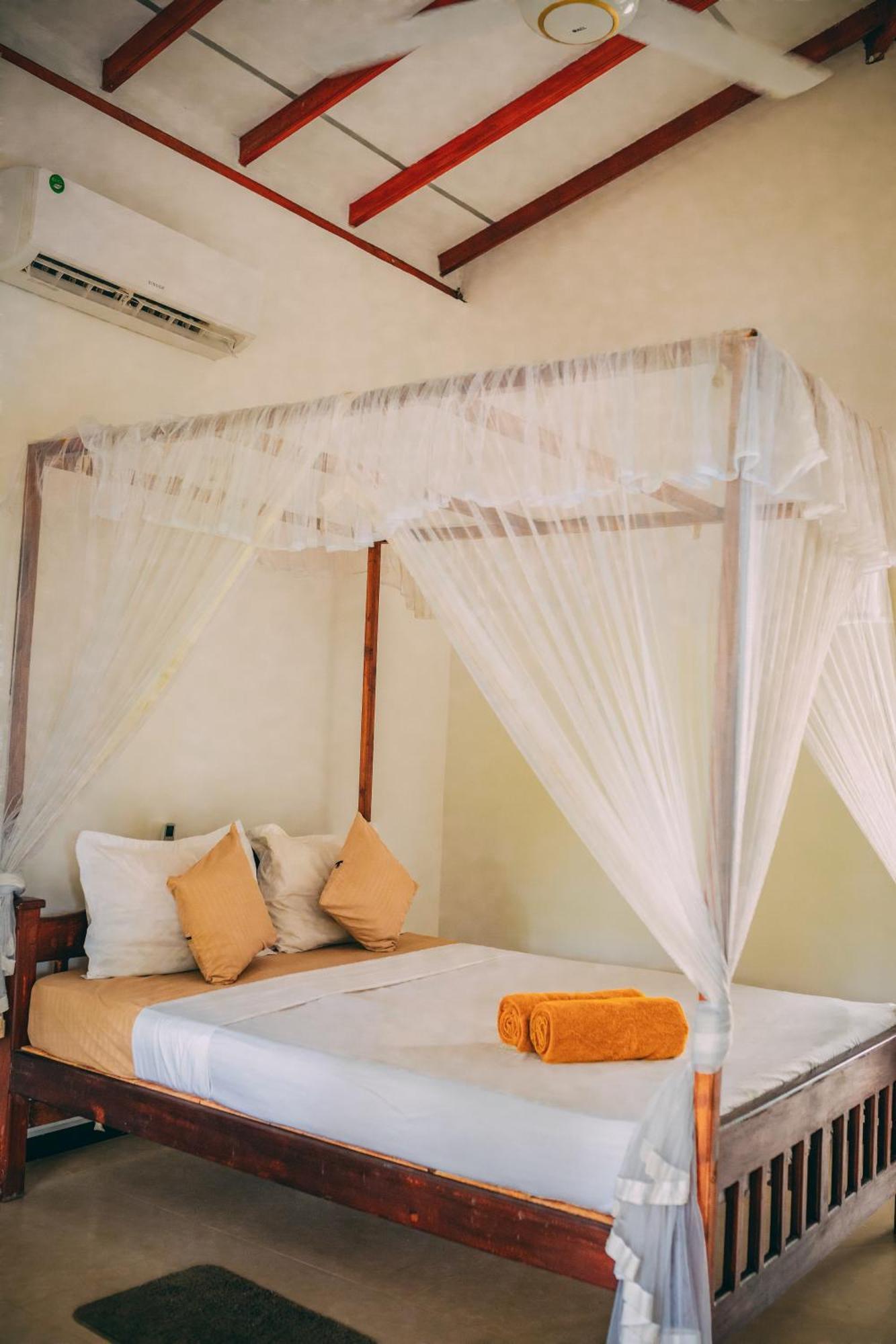 Pineapple Surf Hotel Ahangama Kültér fotó