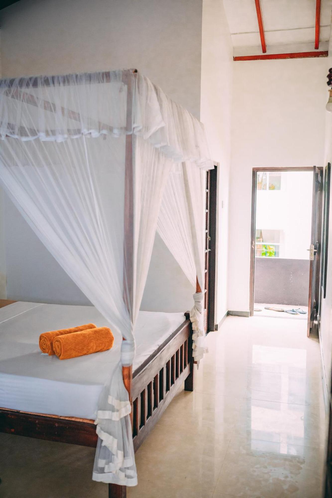 Pineapple Surf Hotel Ahangama Kültér fotó