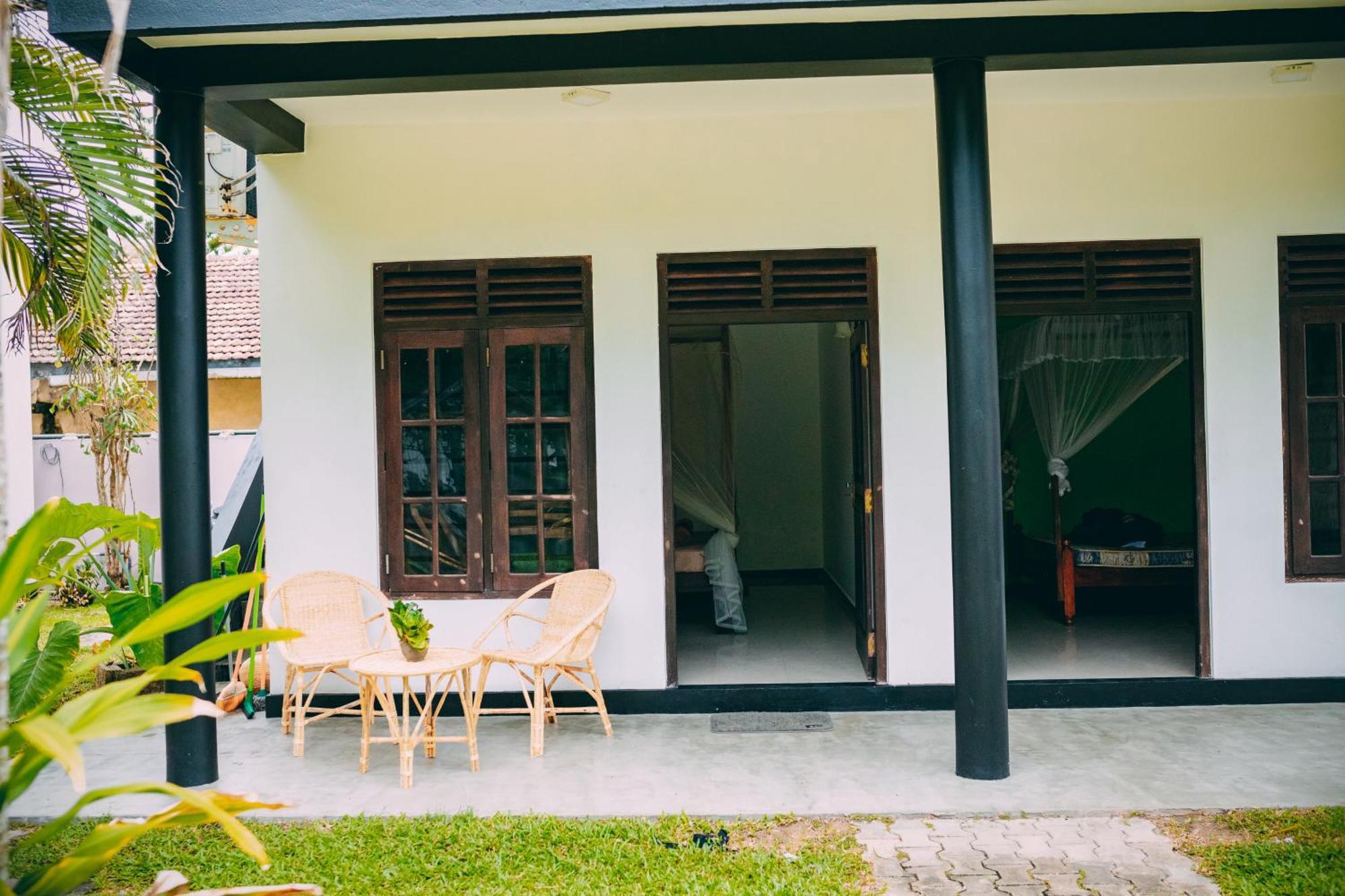 Pineapple Surf Hotel Ahangama Kültér fotó